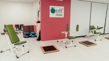 Explore a modern fitness studio in Yalova, Türkiye, featuring sleek exercise equipment.