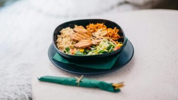 Delicious and nutritious grilled chicken bowl with quinoa and fresh vegetables for a balanced meal.